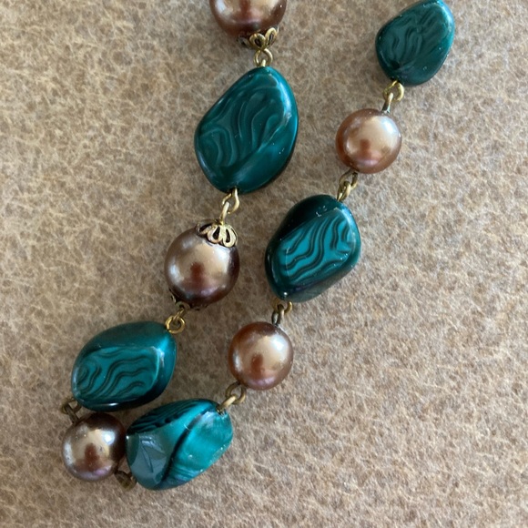 Vintage Necklace with green beads and taupe pearls, screwback closure - Picture 2 of 12